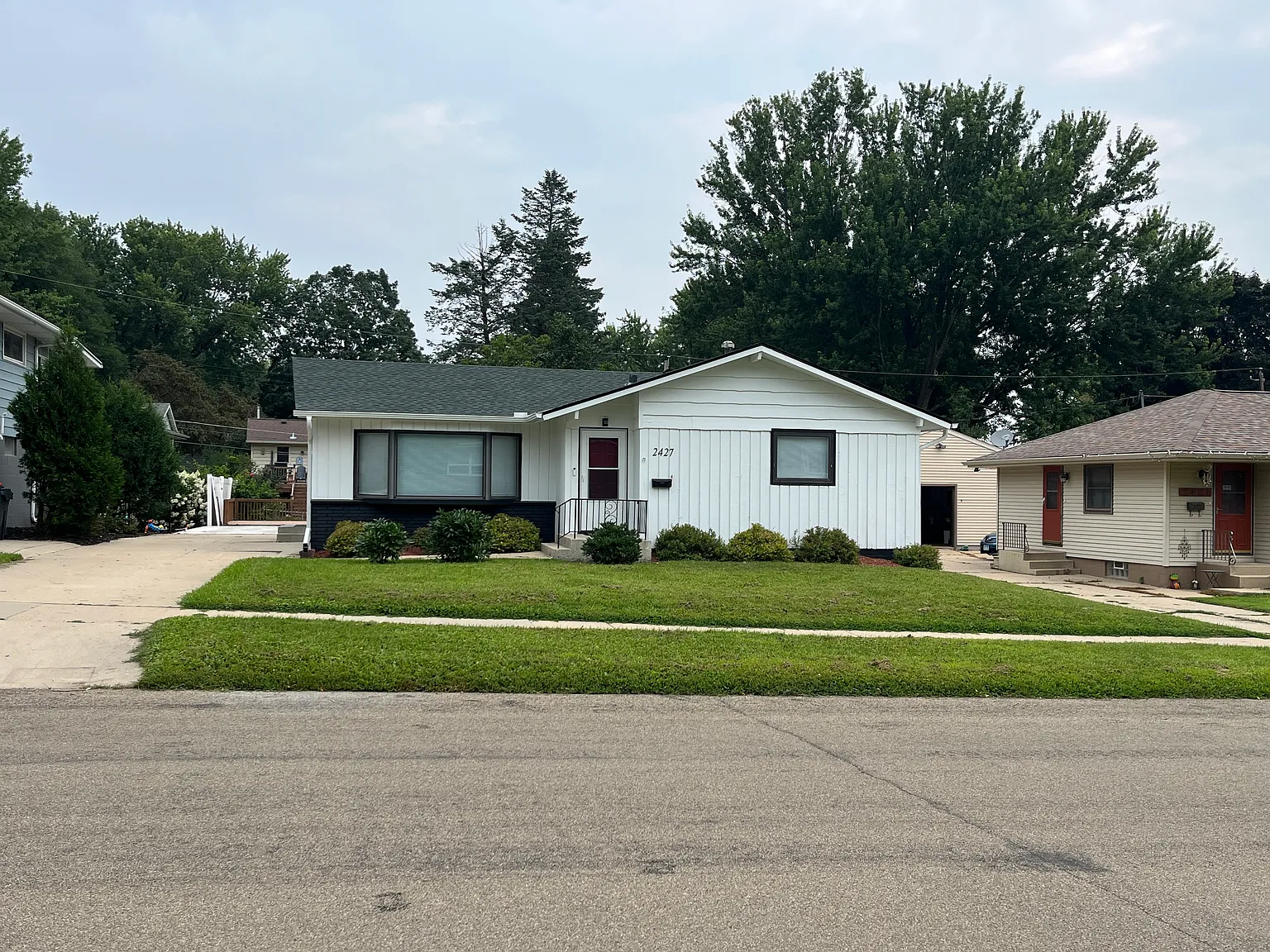 3 bed, 1736 sqft, $2,049 — Photo 2