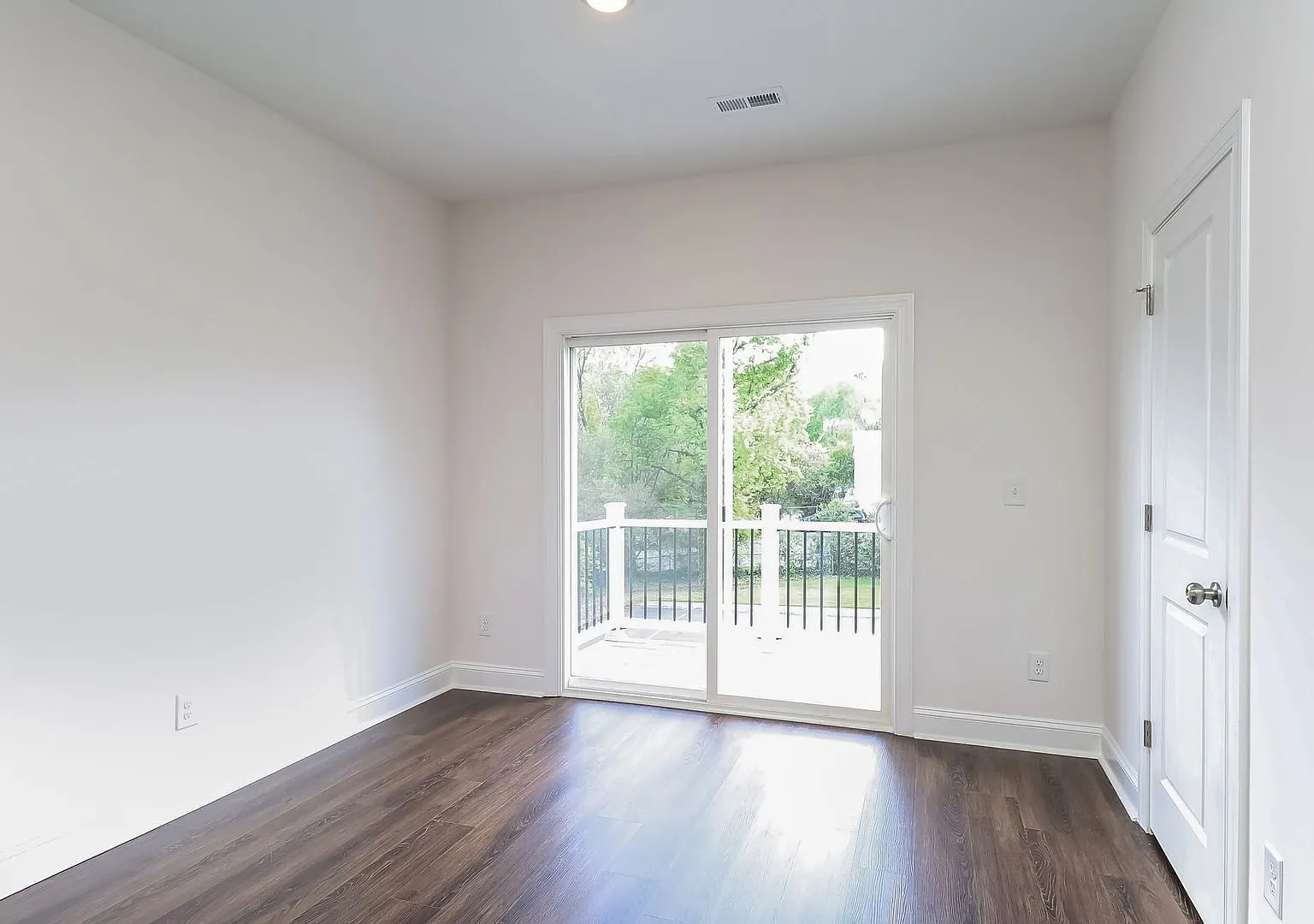 3-Bedroom, 3.5 Bath Townhome for Rent in Charlotte, NC | Attached Garage & Modern Kitchen — Photo 4