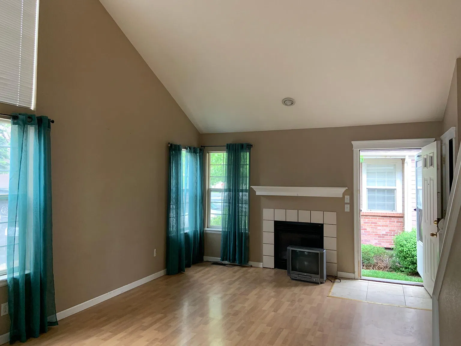 2 bed, 2020 sqft, $2,240 — Photo 3