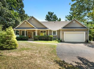 41 Park Dr, Riverhead, NY 11901