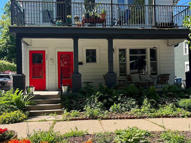 208 14th Ave NE — Photo 1