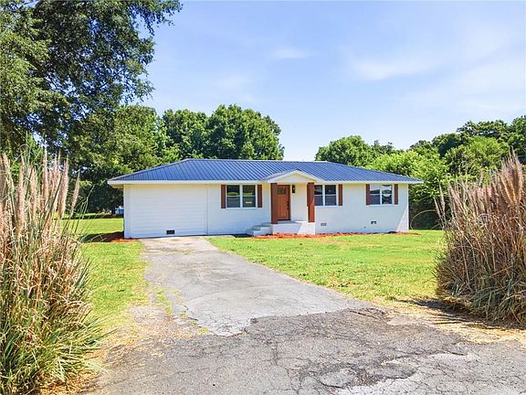 4th image of 514 Charmin Cir SE