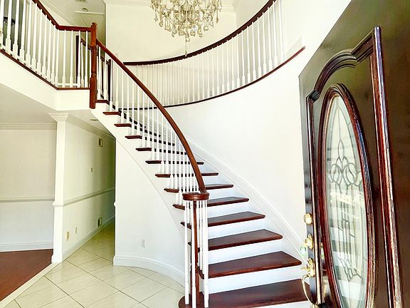 3rd image of 32 Belfield Ave #2