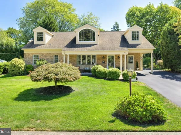 2037 Woodside Ln, Broomall, PA 19008