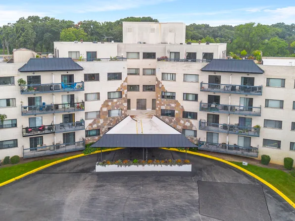 6700 S Brainard Ave APT 428, Countryside, IL 60525