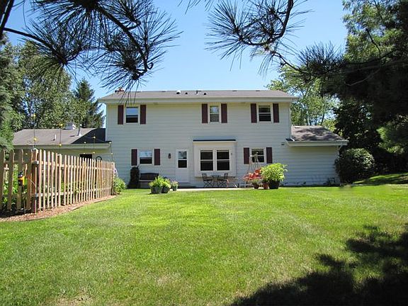 3rd image of N73W26656 Thousand Oaks Dr