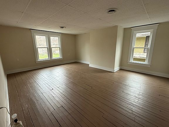 4th image of 528 1/2 Front St #1/2