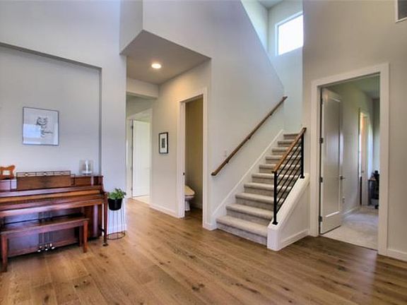 4th image of 595 Laverton Dr