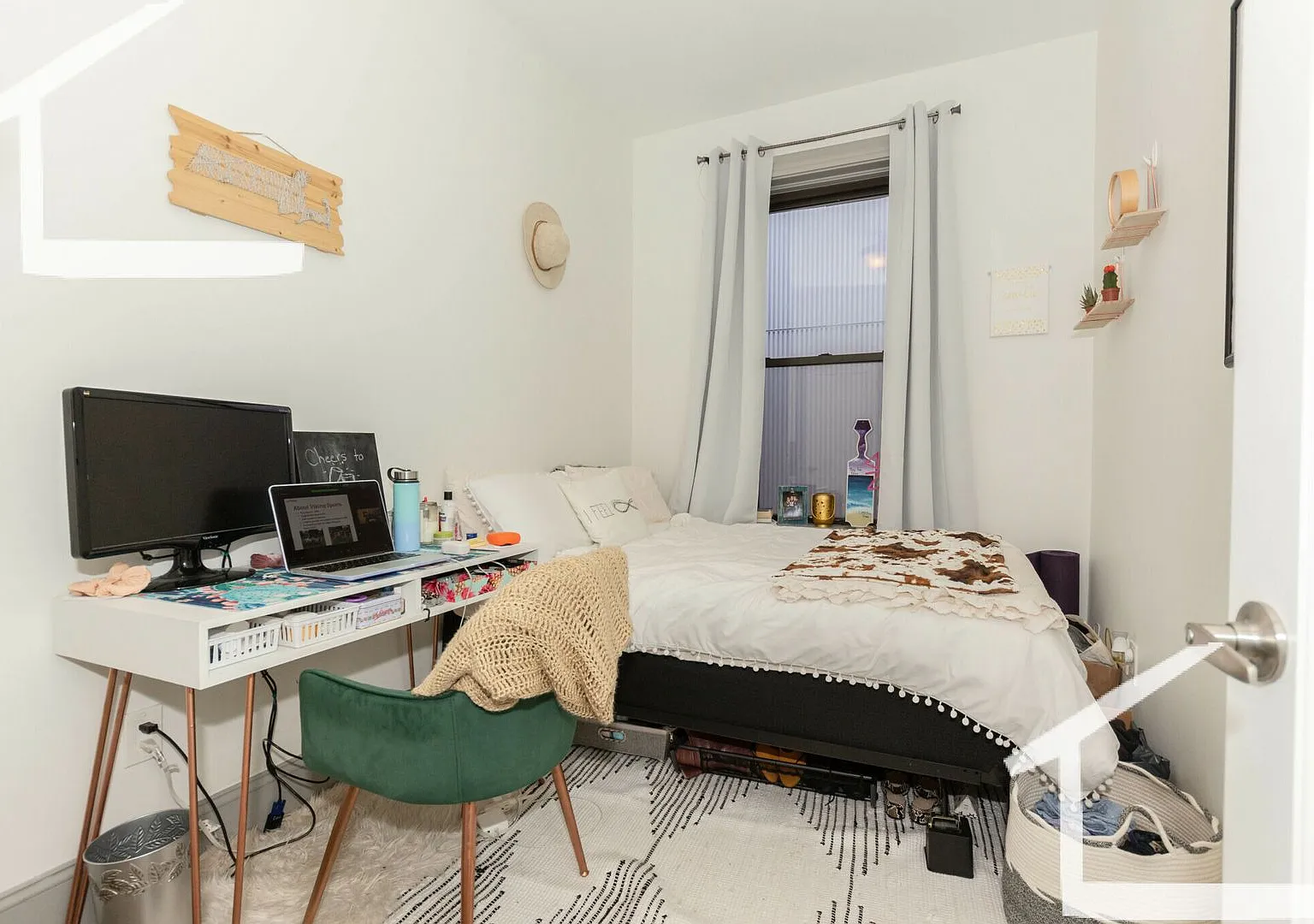 Charming 3 Bedroom-No Broker Fee — Photo 2