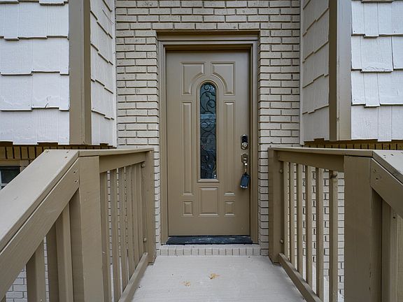 4th image of 668 20th Ct NE