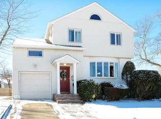 32 Fire Thorne Ln, Valley Stream, NY 11581