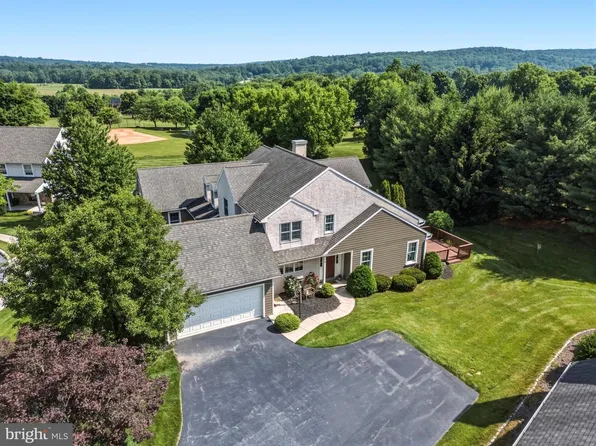 8 Parkside Dr, Elverson, PA 19520