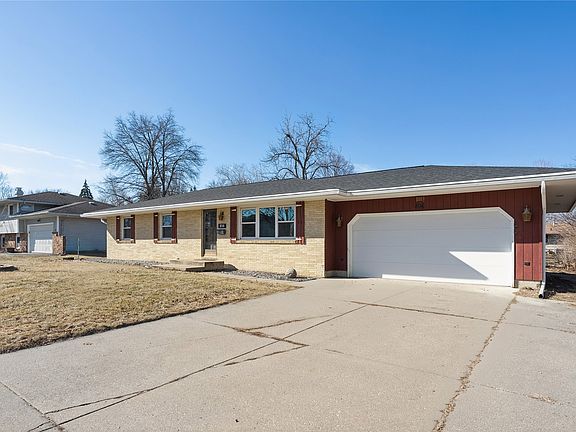 2nd image of 806 SE Bel Aire Rd