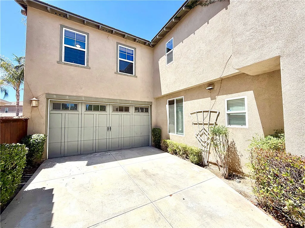 4 bed, 2.5 bath, 2101 sqft, $3,300 — Photo 4