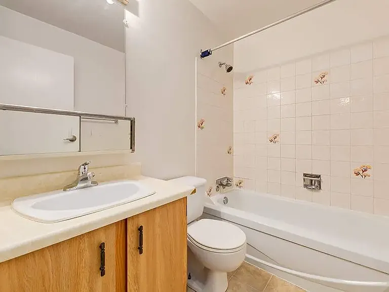 640 Robert St E — Photo 9