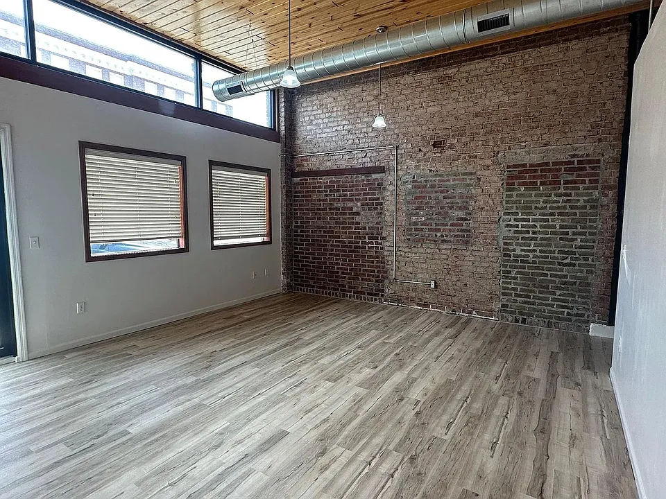 107 N Main St