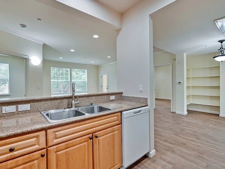 Encinal Place Apartments — Photo 23