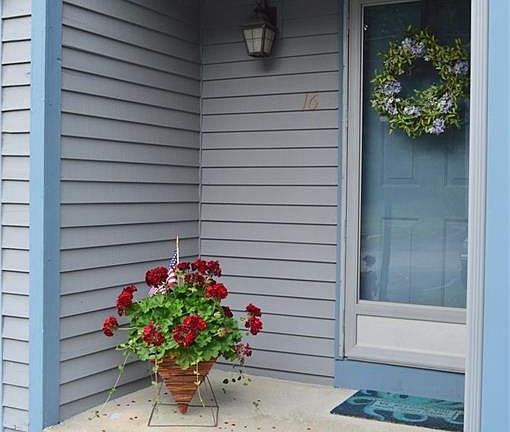 2nd image of 16 Primrose Ln #16