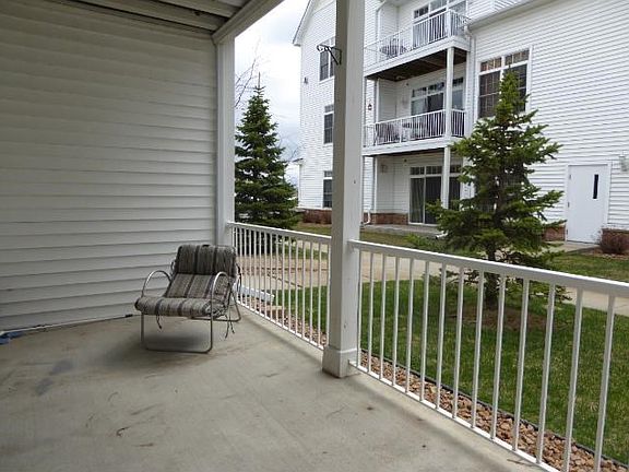 HEADQUARTERS OF HAPPINESS Spacious patio opens to side"courtyard"with walkway to area shops & services. Convenient to"Jubillee Foods"for groceries!