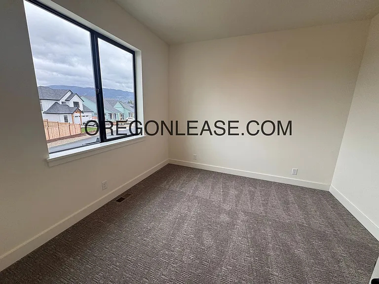 Brand new 3 bedroom 2.5 bath Coburg townhome — Photo 16