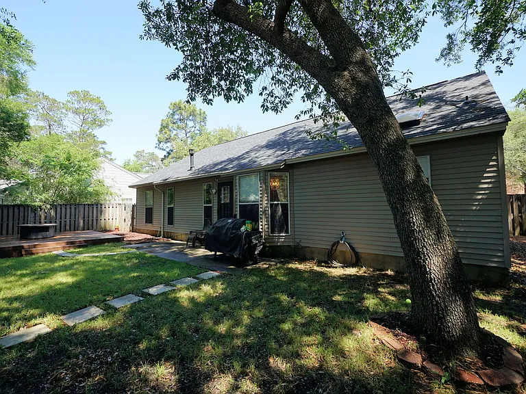 4496 Parkwood Ln W — Photo 32