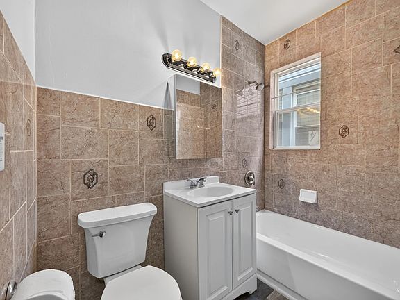 5th image of 63 W 15th St