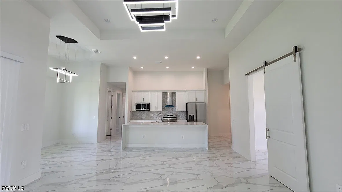 3 bed, 2.0 bath, 1886 sqft, $3,000 — Photo 3