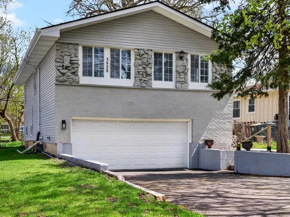 1525 Grove Dr, Round Lake Beach, IL 60073