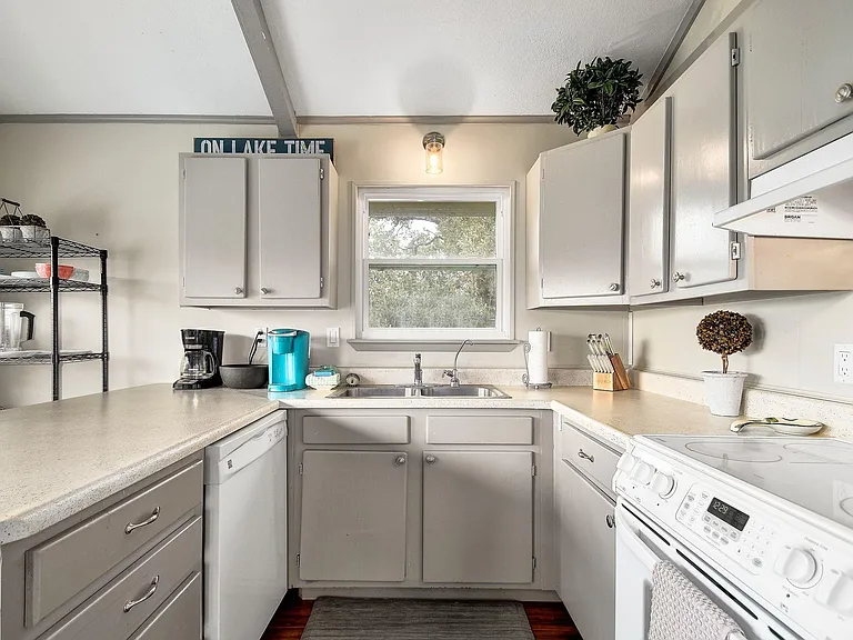 2591 Lakeshore Dr — Photo 7