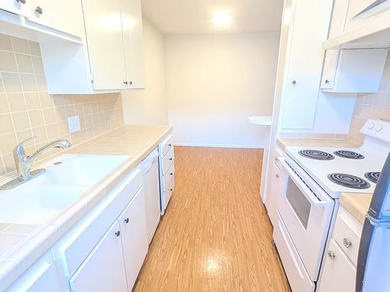 648 N Hayworth Ave — Photo 16
