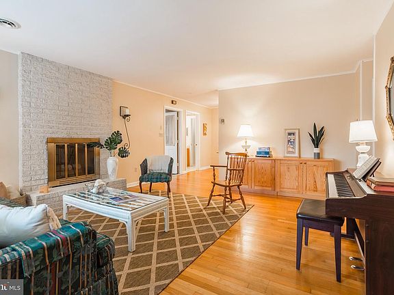 5th image of 504 Cherry Hill Ct