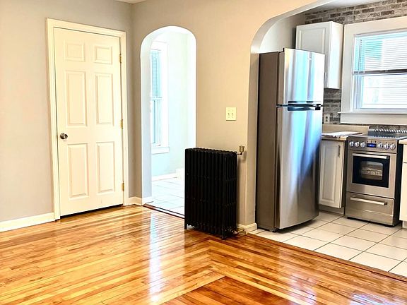 3rd image of 254 Putnam St #2