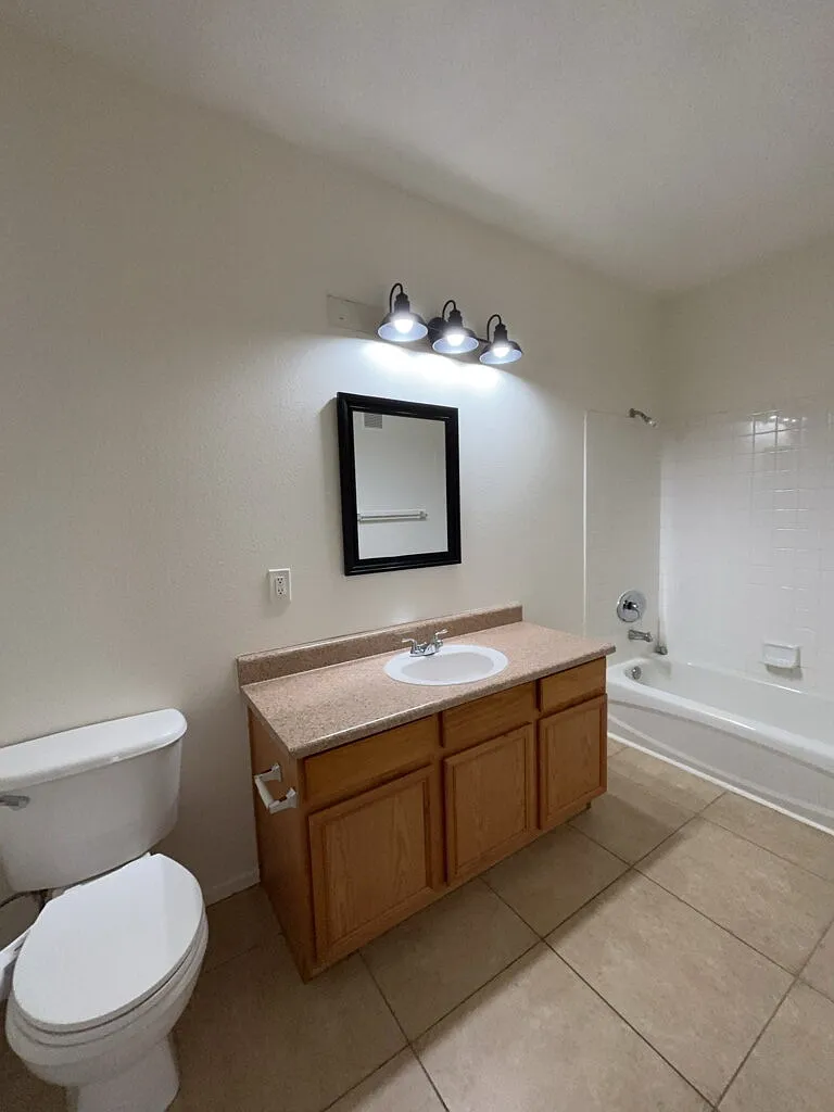 2 bed, 2.0 bath, 888 sqft, $1,095 — Photo 4