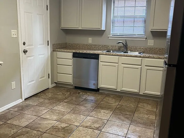 407 Valley Dr — Photo 8