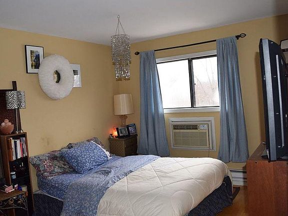 5th image of 421 E Osage Ln APT 3B