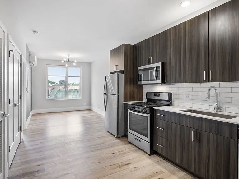 1523 W Howard St #418 — Photo 1