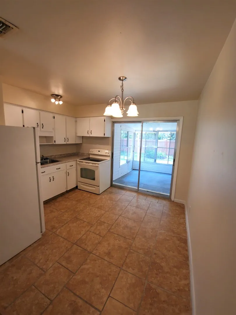 Spacious 2/1 Duplex on Gospel Island — Photo 4