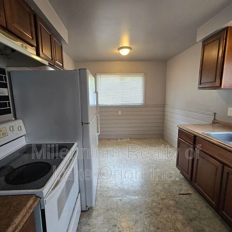 3 bed, 1.0 bath, 900 sqft, $1,350 — Photo 4