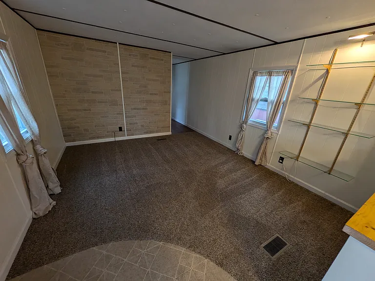 202 E Seminary St — Photo 3