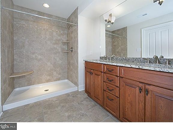 3rd image of 615 Magnolia Ct
