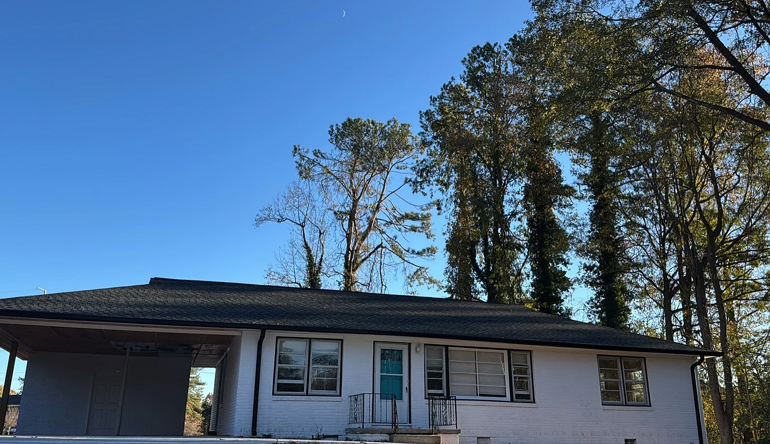 899 Parkway Dr SE — Photo 1