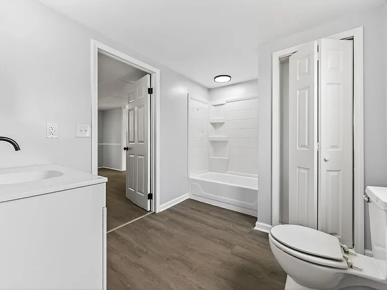 221 N Crysler Ave — Photo 6