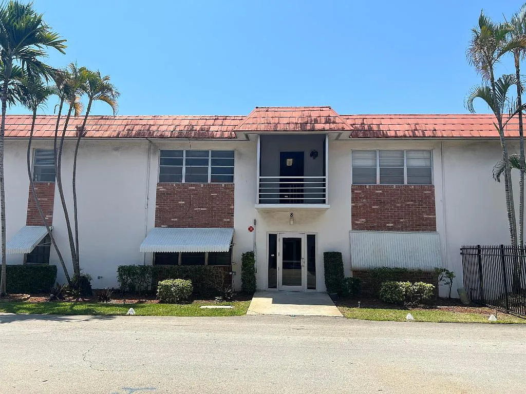 2 bed, 1.5 bath, 826 sqft, $1,700 — Photo 2