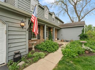 635 Oakview Dr, Algonquin, IL 60102