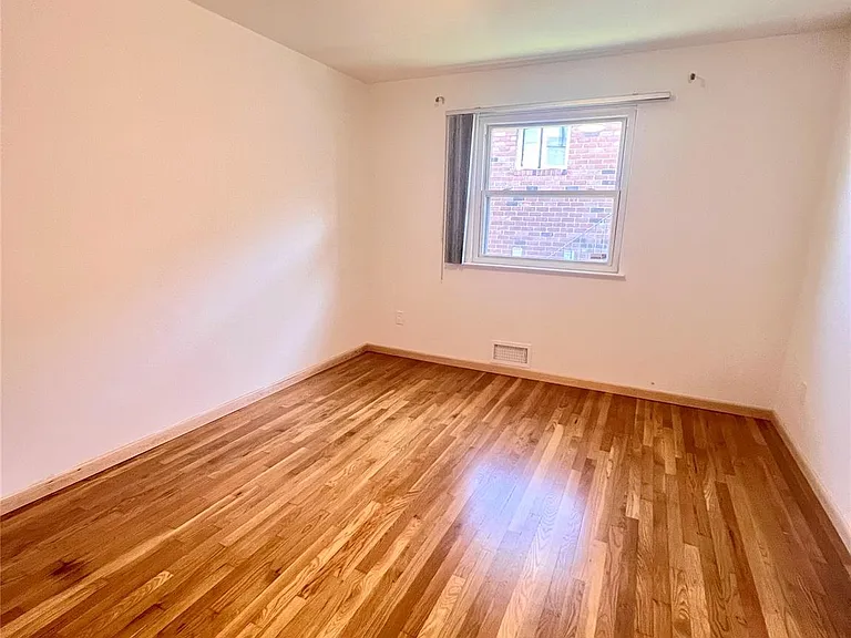 12-14 Utopia Pkwy — Photo 5