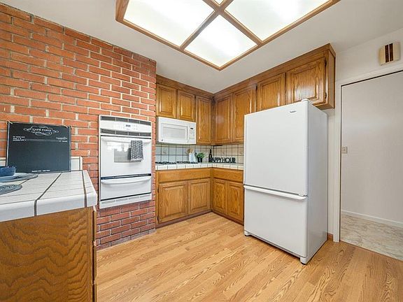 3rd image of 391 Lawndale Ave