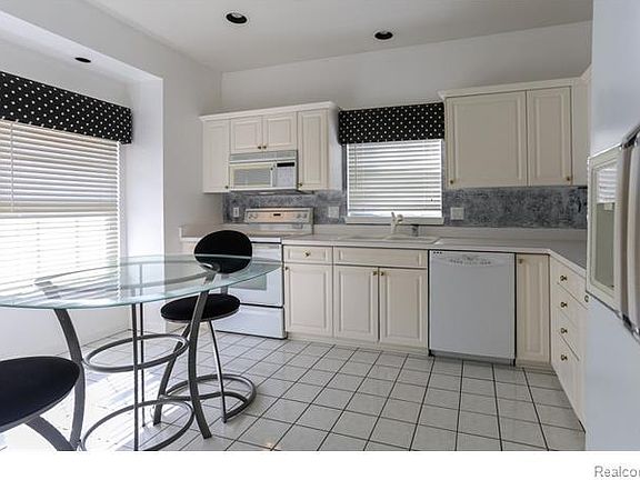 3rd image of 41684 Sleepy Hollow Dr #1