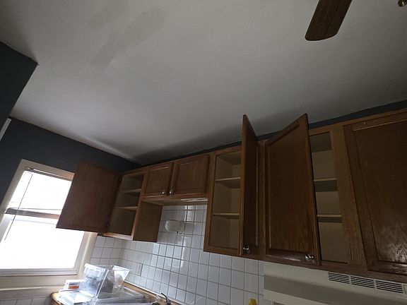 3rd image of 1818 E Clay St
