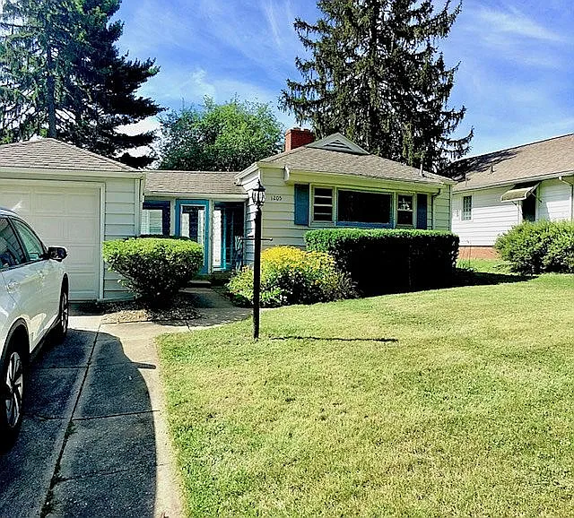 1205 W Daniel St photo 1