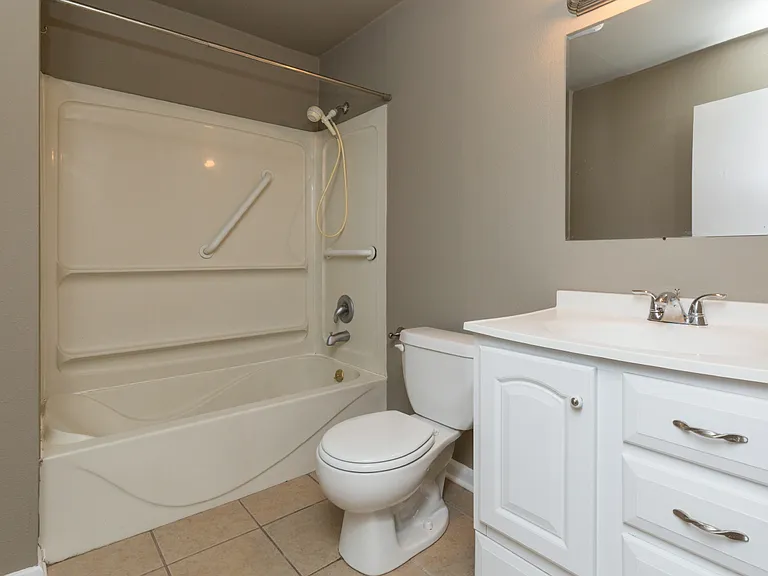 2618 E Grand Ave — Photo 5